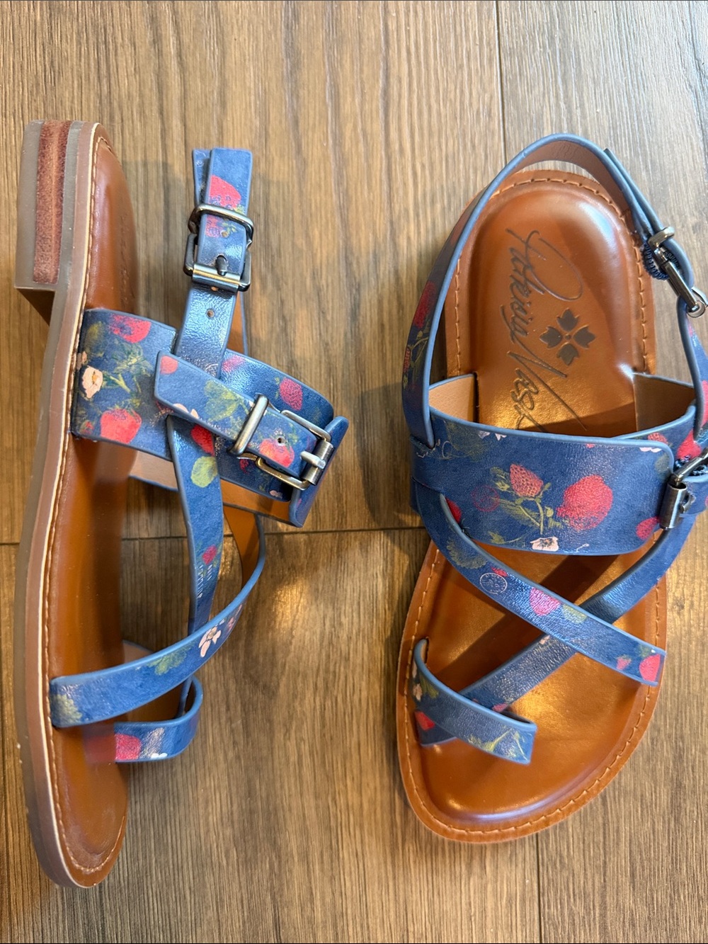 *NEW* Patricia Nash Fidella Denim Blue Strawberry Print Sandals Shoe Size 5.5